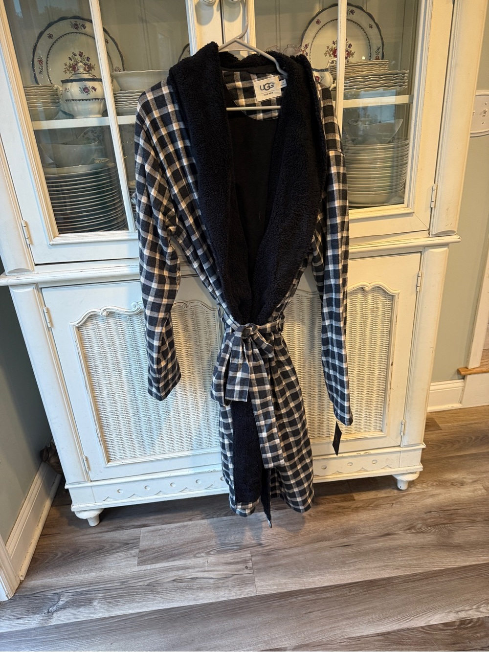 NEW MENS UGG AUSTRALIA KALIB ROBE BLACK PLAID  Large/ X-large NWT